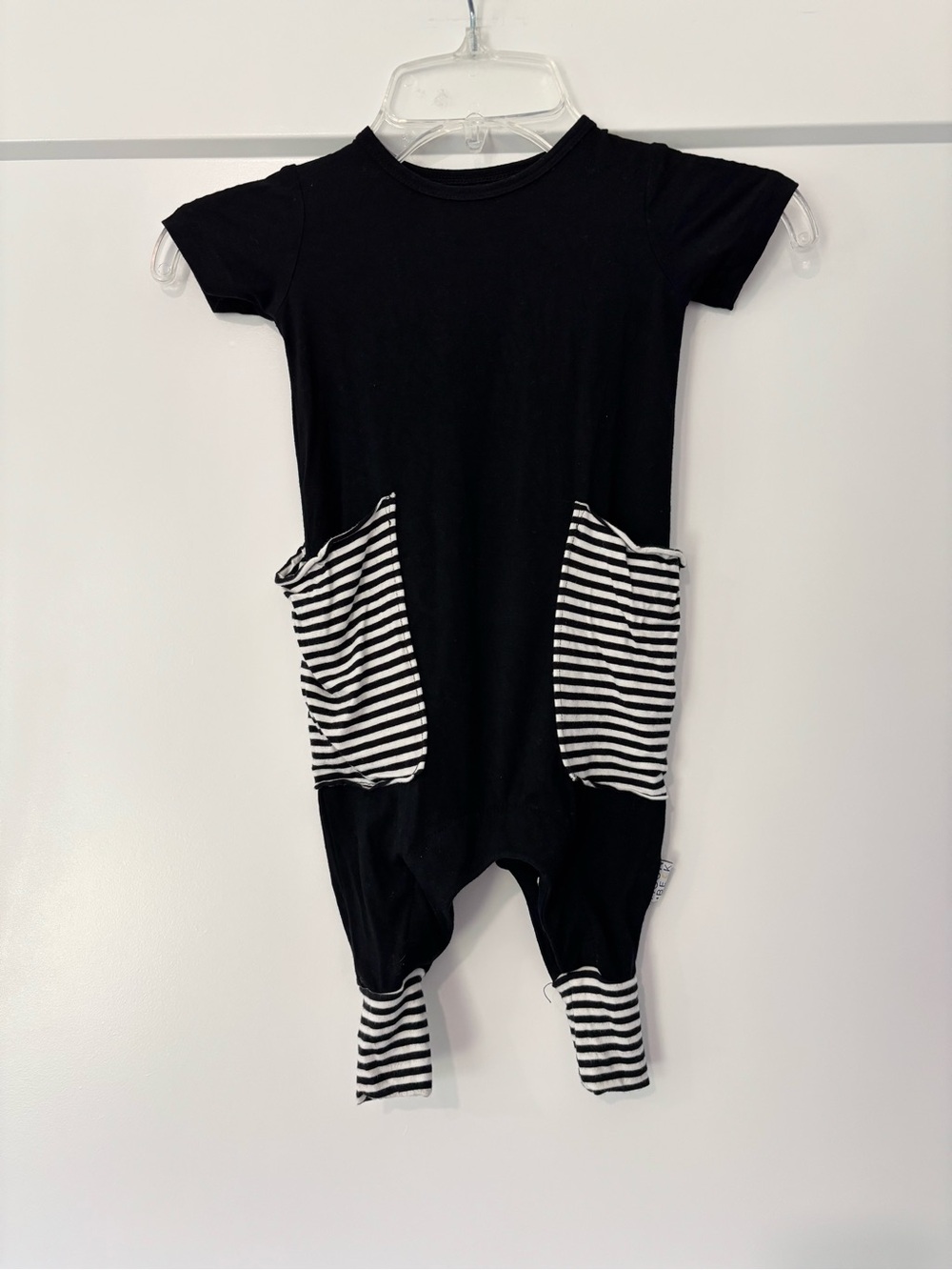 Moon + Beck Black short sleeve stripe pocket romper Size 0/3